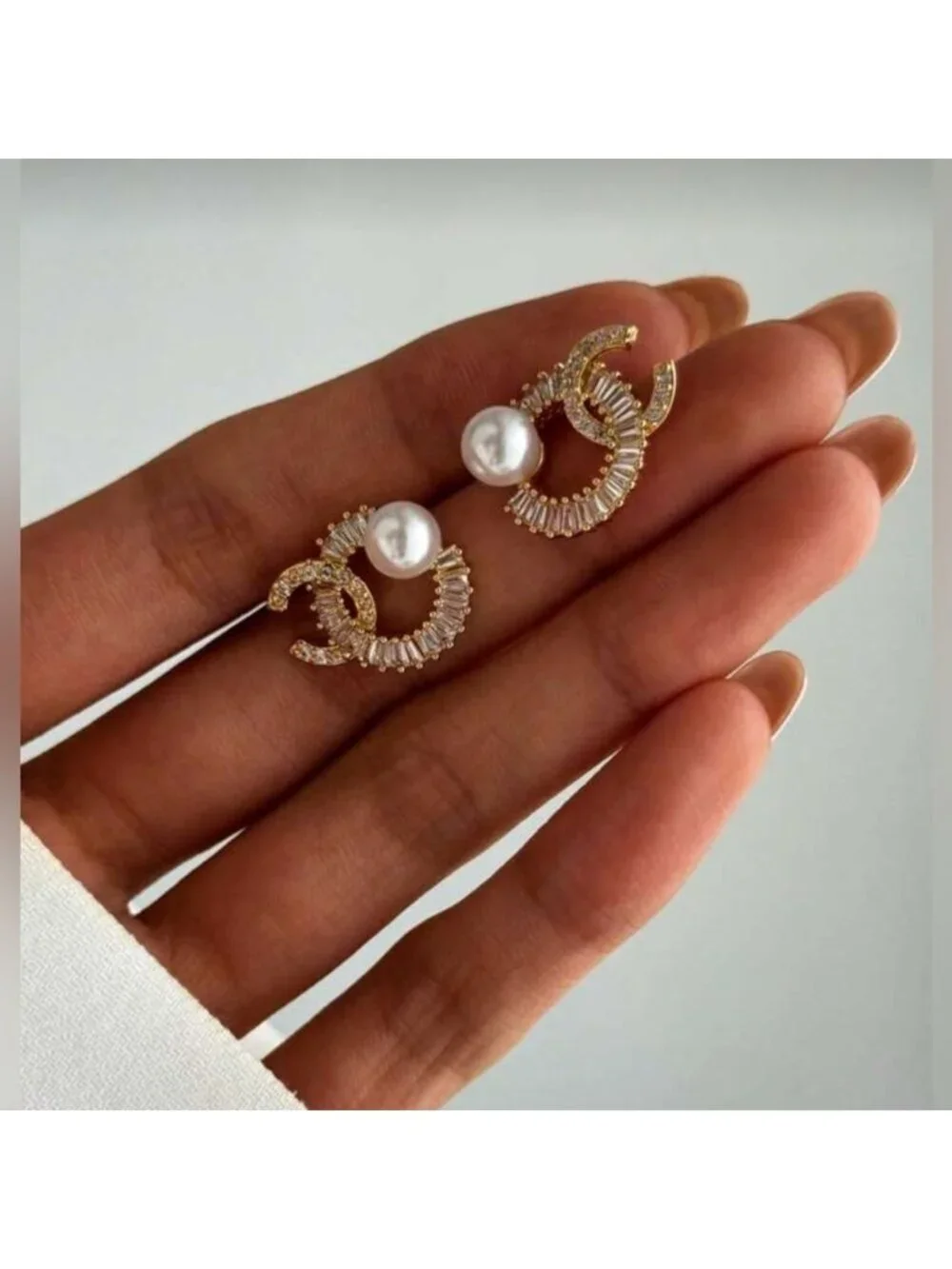 Elegant Gold and Pearl Earrings Q582